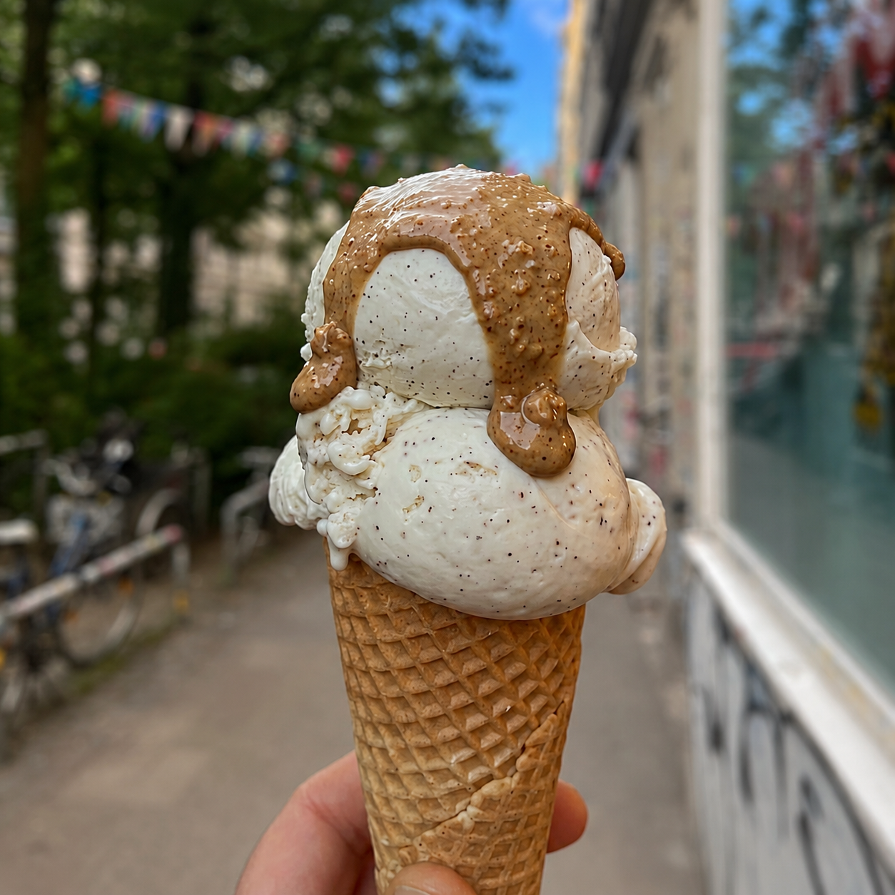Eis in der Waffel mit Nusscreme-Topping "Mandelikat"