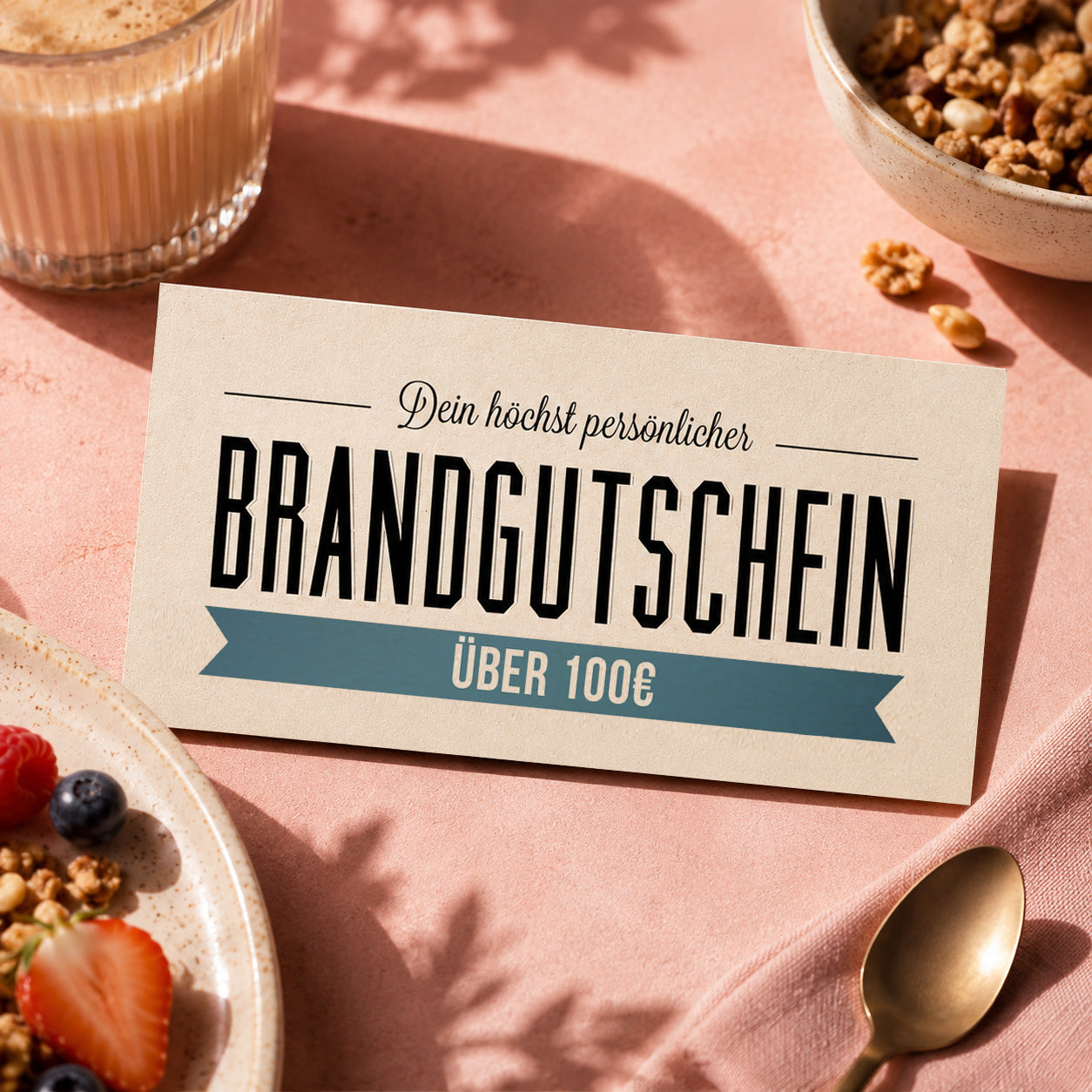 Ein Brandgut-Gutschein liegt auf einem Tisch