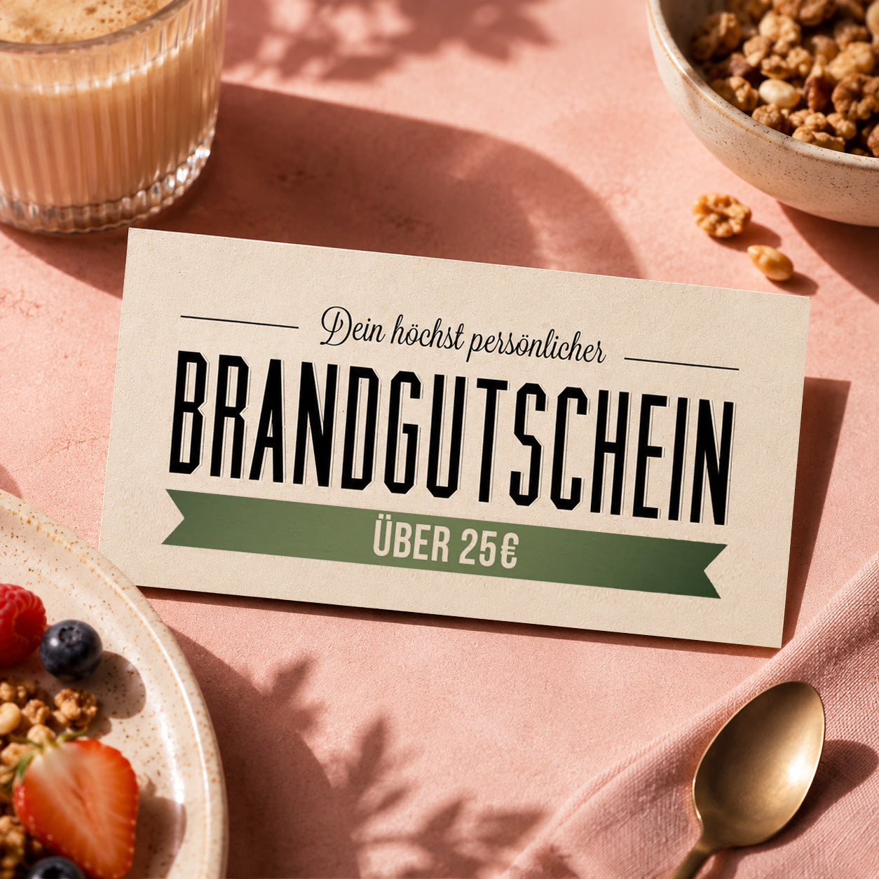 Ein Brandgut-Gutschein liegt auf einem Tisch