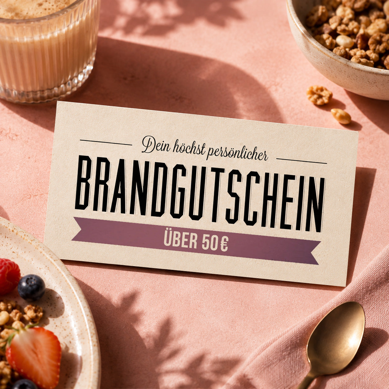 Ein Brandgut-Gutschein liegt auf einem Tisch