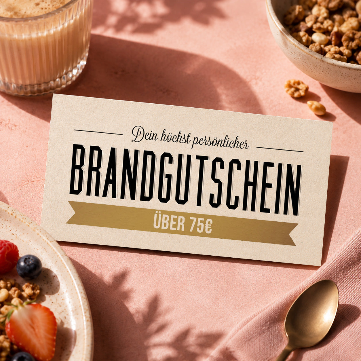 Ein Brandgut-Gutschein liegt auf einem Tisch