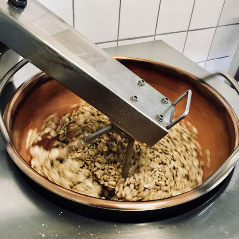 Kupferkessel, in dem Cashewkerne gebrannt werden