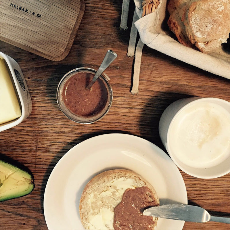 Draufsicht Frühstückstisch mit Mandelcreme "BRANDGUT Mandelikat" , Brötchen, Milchkaffee, 
