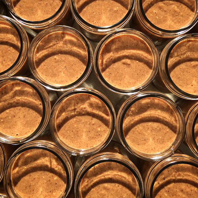 Mehrere geöffnete Gläser Mandelikat Mandelcreme von "Brandgut"als Draufsicht, schönes Lichtspiel